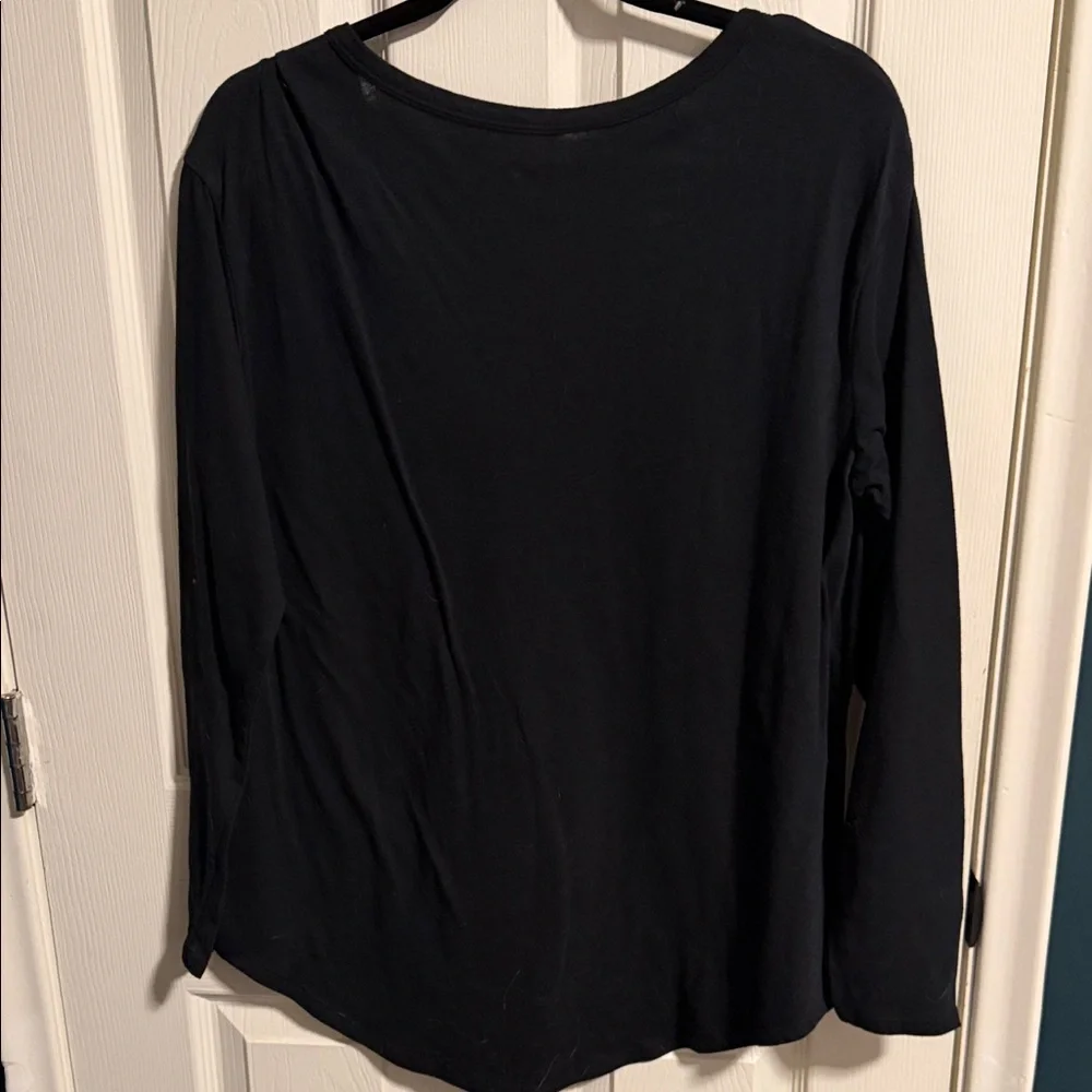 🌵SO Black V-Neck Long Sleeve Tee - Picture 3 of 3